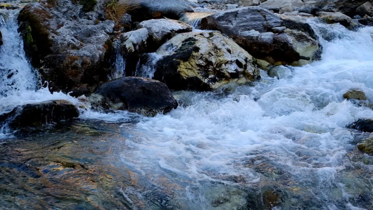 流过石头的河流视频素材