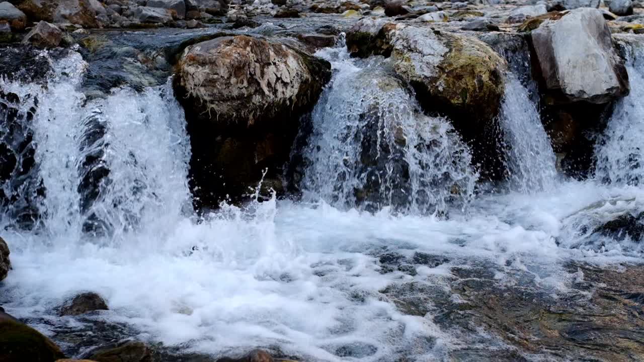 流过石头的河流视频素材