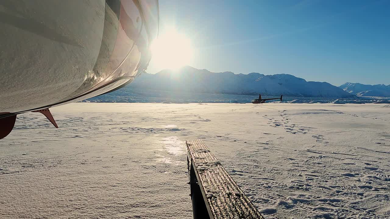 直升飞机从积雪的表面起飞视频素材