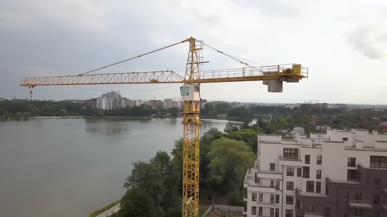 塔吊及在建住宅楼鸟瞰图视频素材