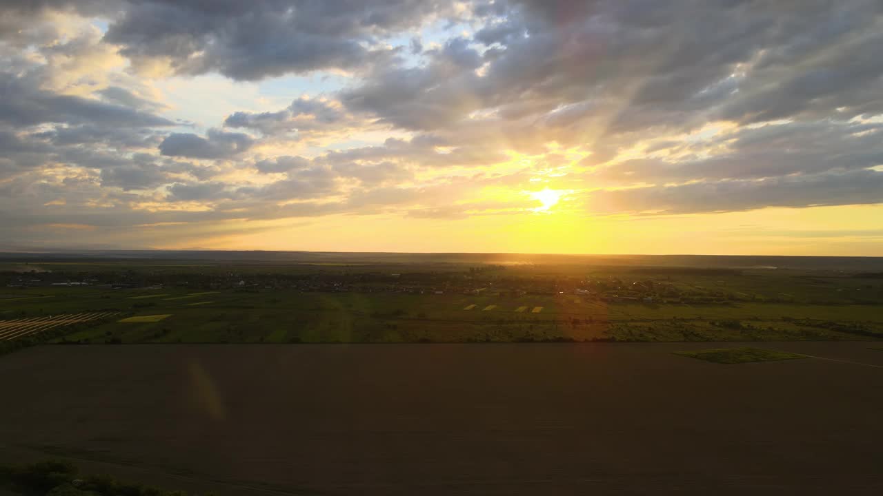 在充满活力的夏夜，农田的空中景观视频素材