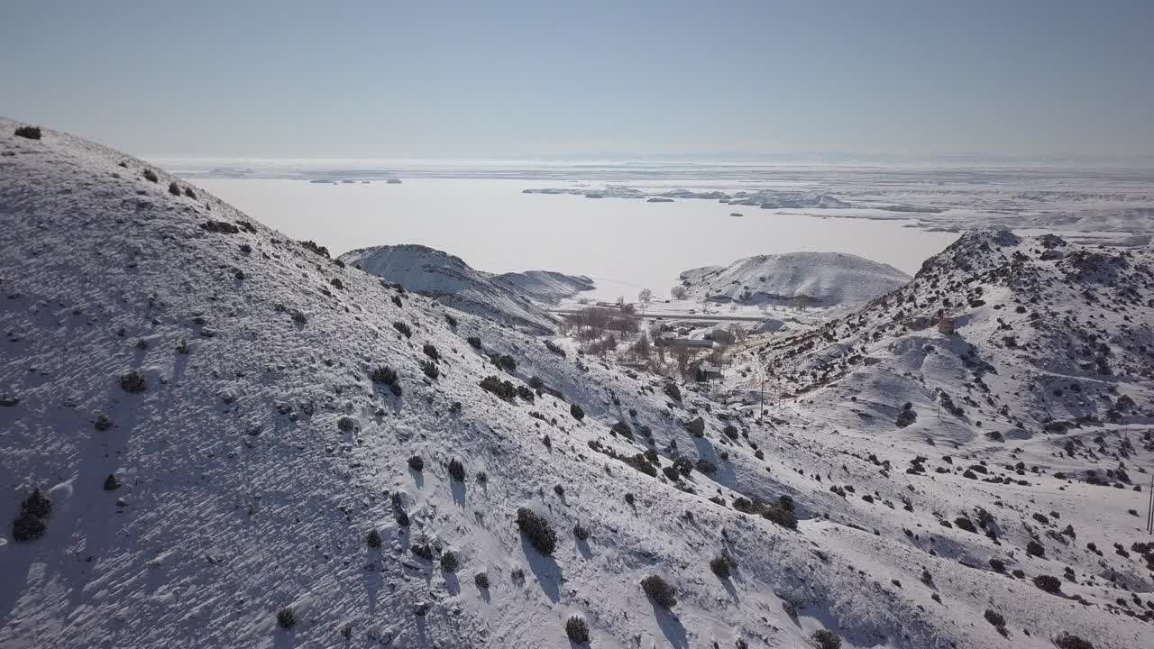 飞向沙漠山区的大冰冻水库视频下载