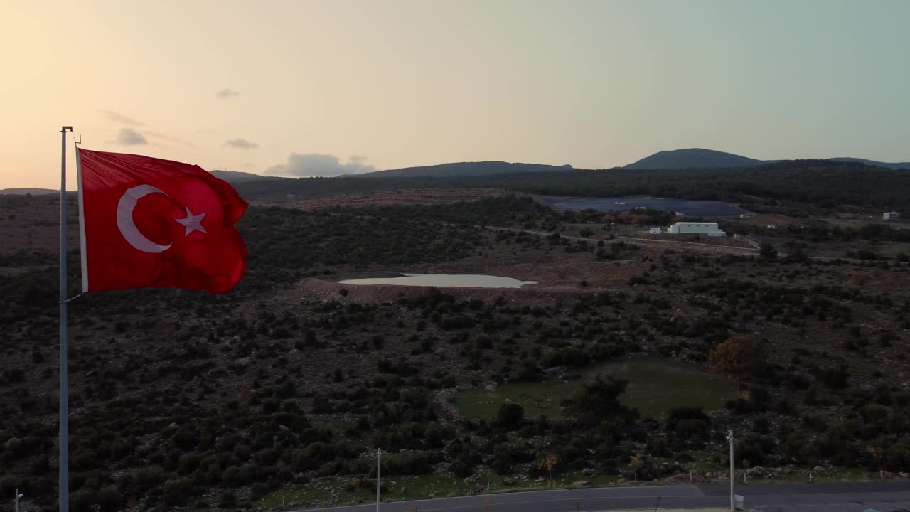 空中镜头的土耳其国旗在旗杆和日落。视频素材