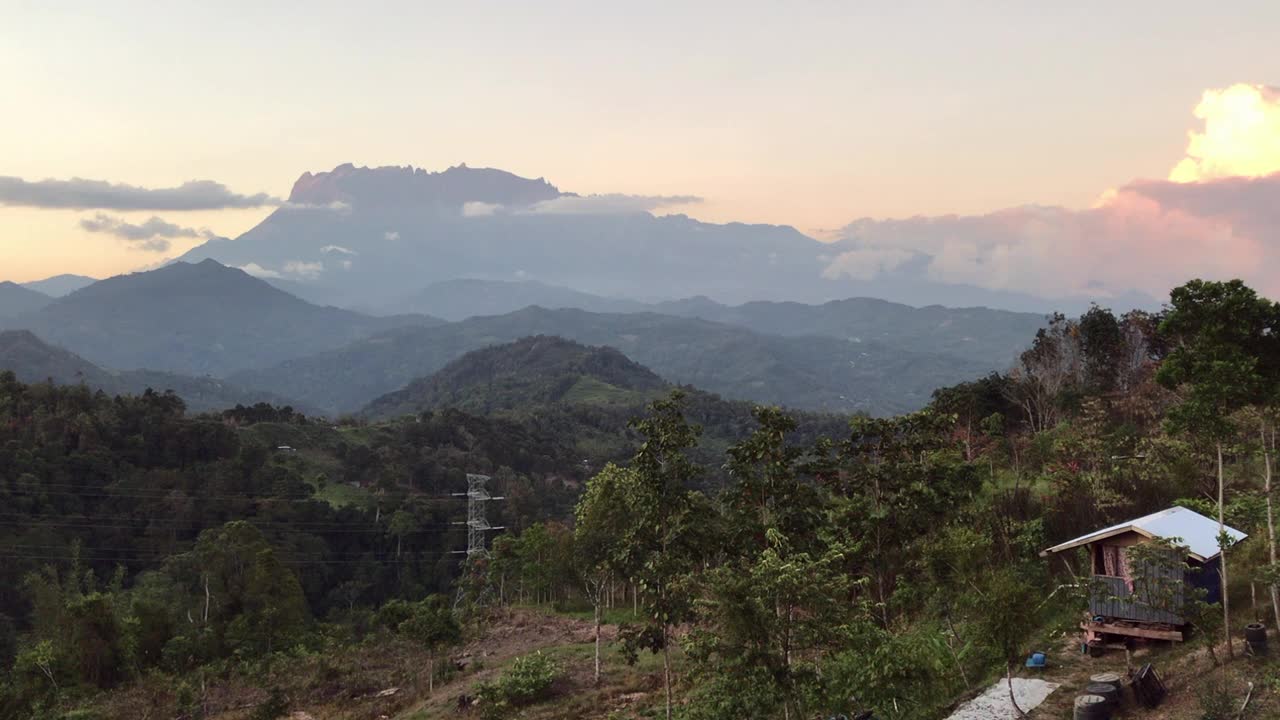 基纳巴卢山令人惊叹的景色。东南亚最高的山。视频素材