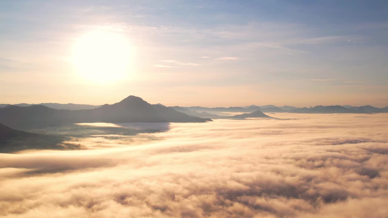 4K空中视频美丽的日出在稠密的云和雾的早晨，电影无人机拍摄。视频素材