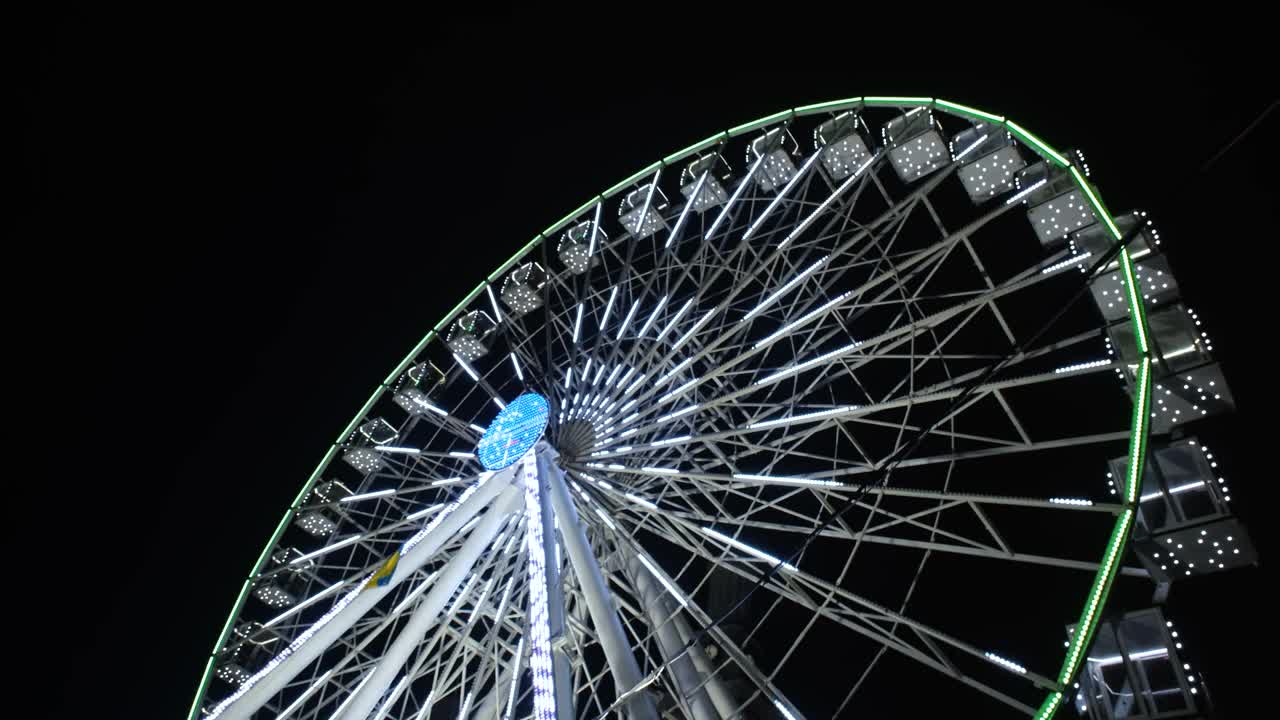 夜景大摩天轮与美丽的照明。冬季摩天轮旋转在游乐园。4 k分辨率视频视频素材