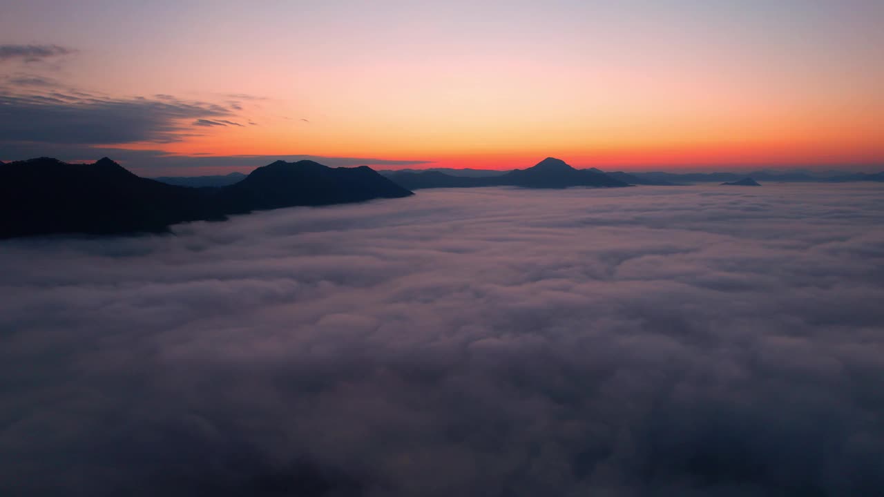 4K太阳从云海中升起，直到地平线视频素材