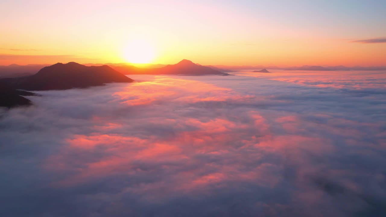 4K太阳从云海中升起，直到地平线视频素材