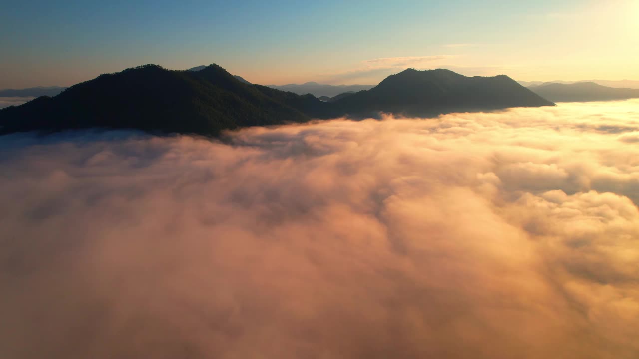 4K太阳从云海中升起，直到地平线视频素材