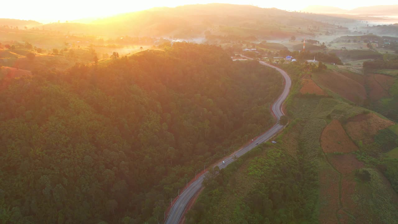 4K雾中的高山路。烟雾弥漫的热带森林。无人机鸟瞰图视频素材