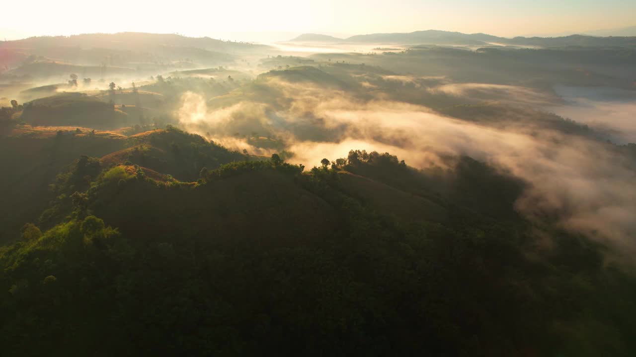 4K鸟瞰图，山景晨雾。日落时，太阳藏在云后视频素材