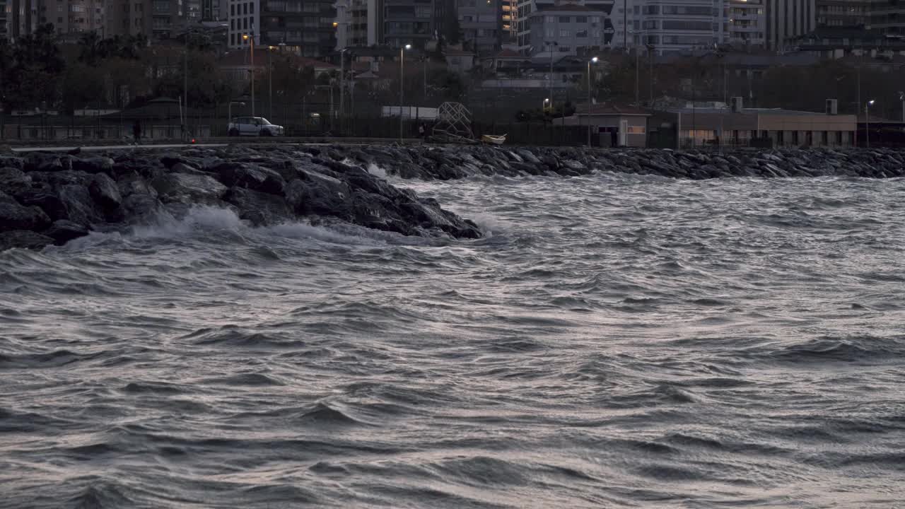 海浪冲击着岩石海岸视频下载