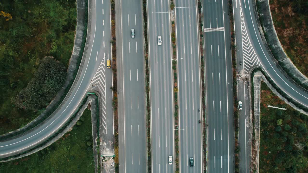 从无人机上俯视大城市多车道高速公路现代交通枢纽。高速公路上交通拥挤。跟随正确方向的车辆。视频素材