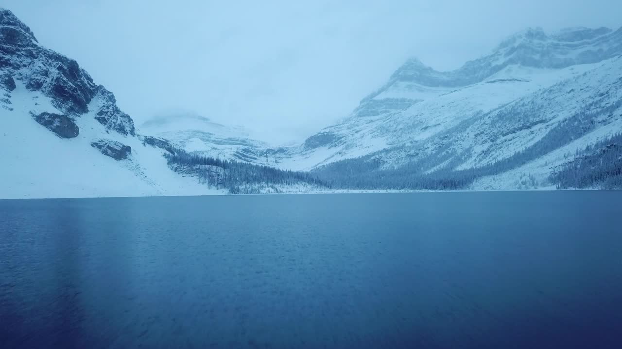 空中雪湖后，大雪秋天冬天视频素材