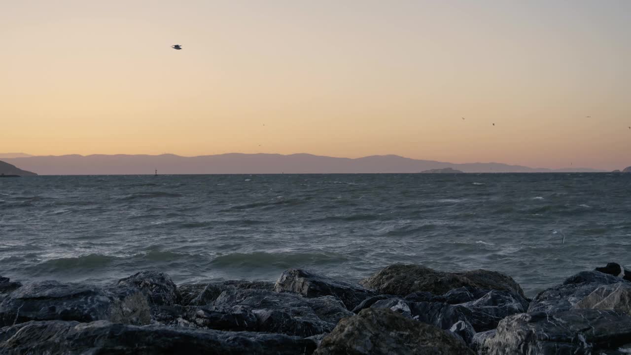 海浪冲击着岩石海岸视频素材