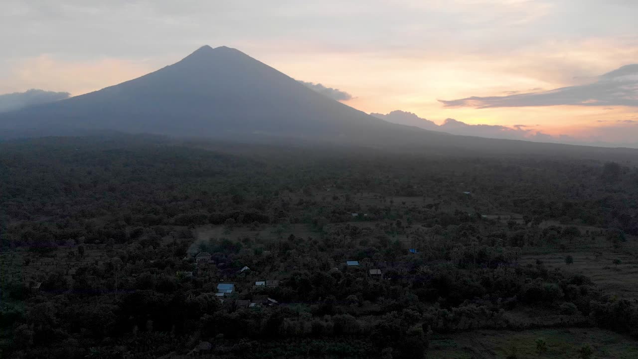 日落时分的阿贡火山视频素材