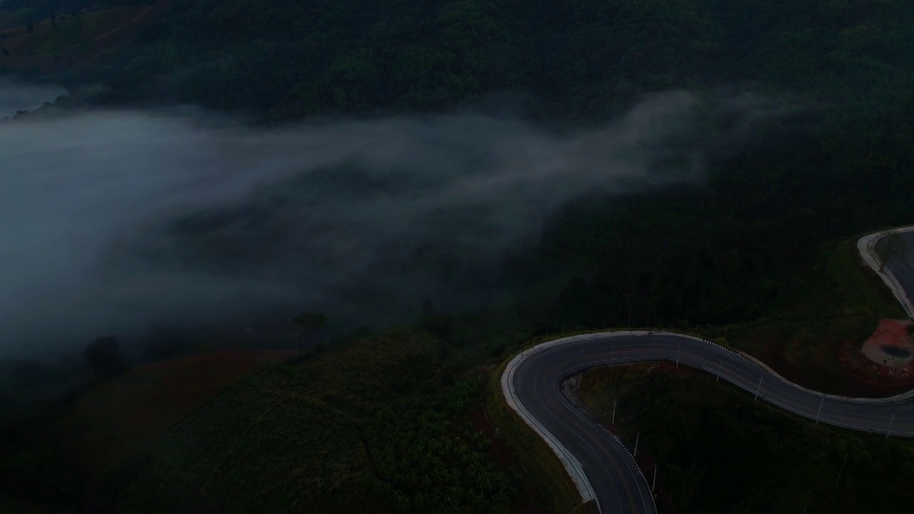 4K雾中的高山路。烟雾弥漫的热带森林。无人机鸟瞰图视频素材