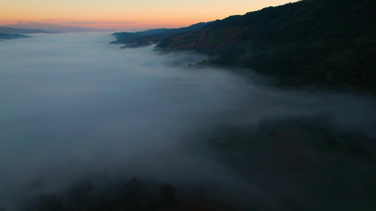 4K无人机在日出期间飞越云层。太阳从云海中冉冉升起，直至地平线，天气晴朗，自然景观惊人视频素材