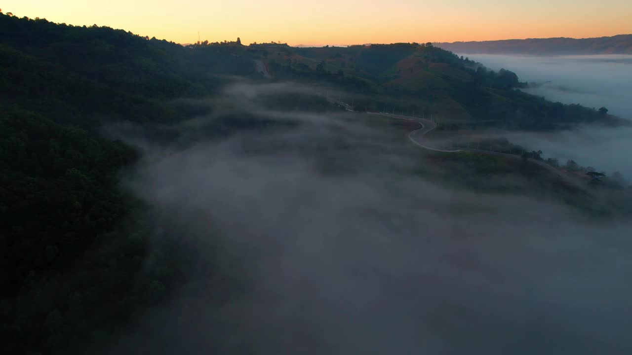 4K雾中的高山路。烟雾弥漫的热带森林。无人机鸟瞰图视频素材