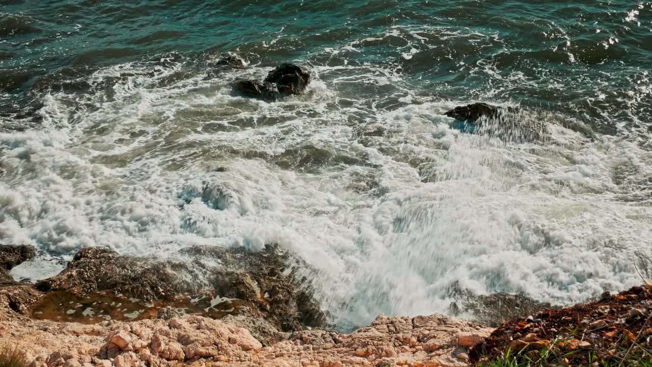 俯视图海波冲击悬崖视频素材