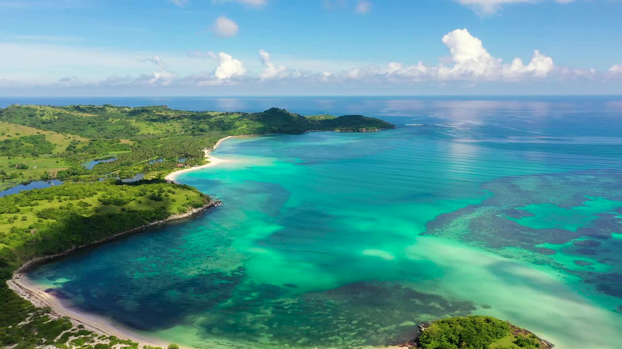 拥有绿松石泻湖和沙洲的热带岛屿。Caramoan群岛、菲律宾视频素材