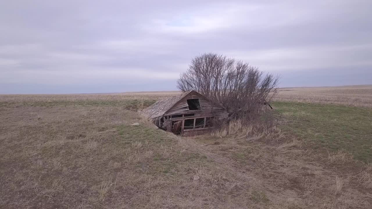 建在山坡上的废弃宅基地视频素材