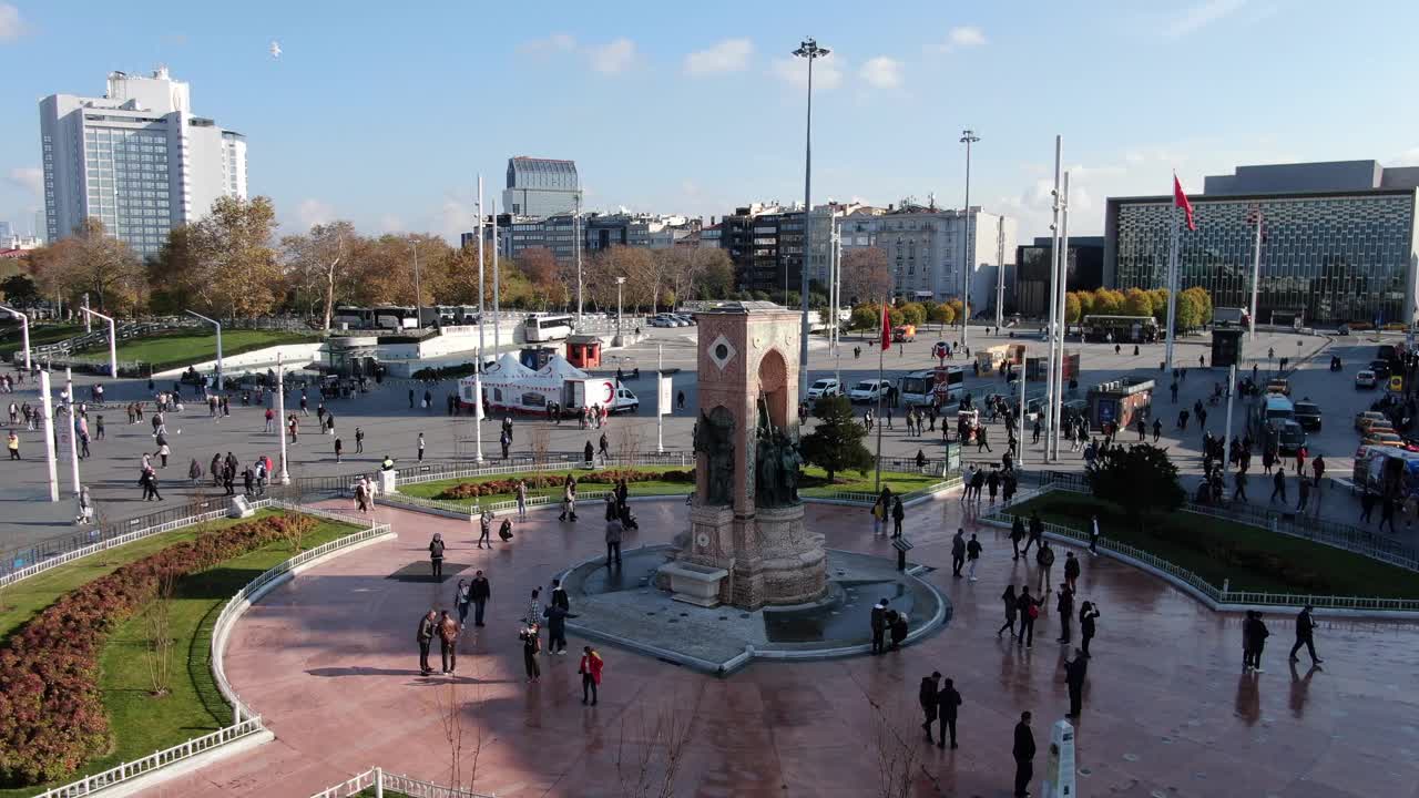 Istiklal大街上挤满了人视频素材