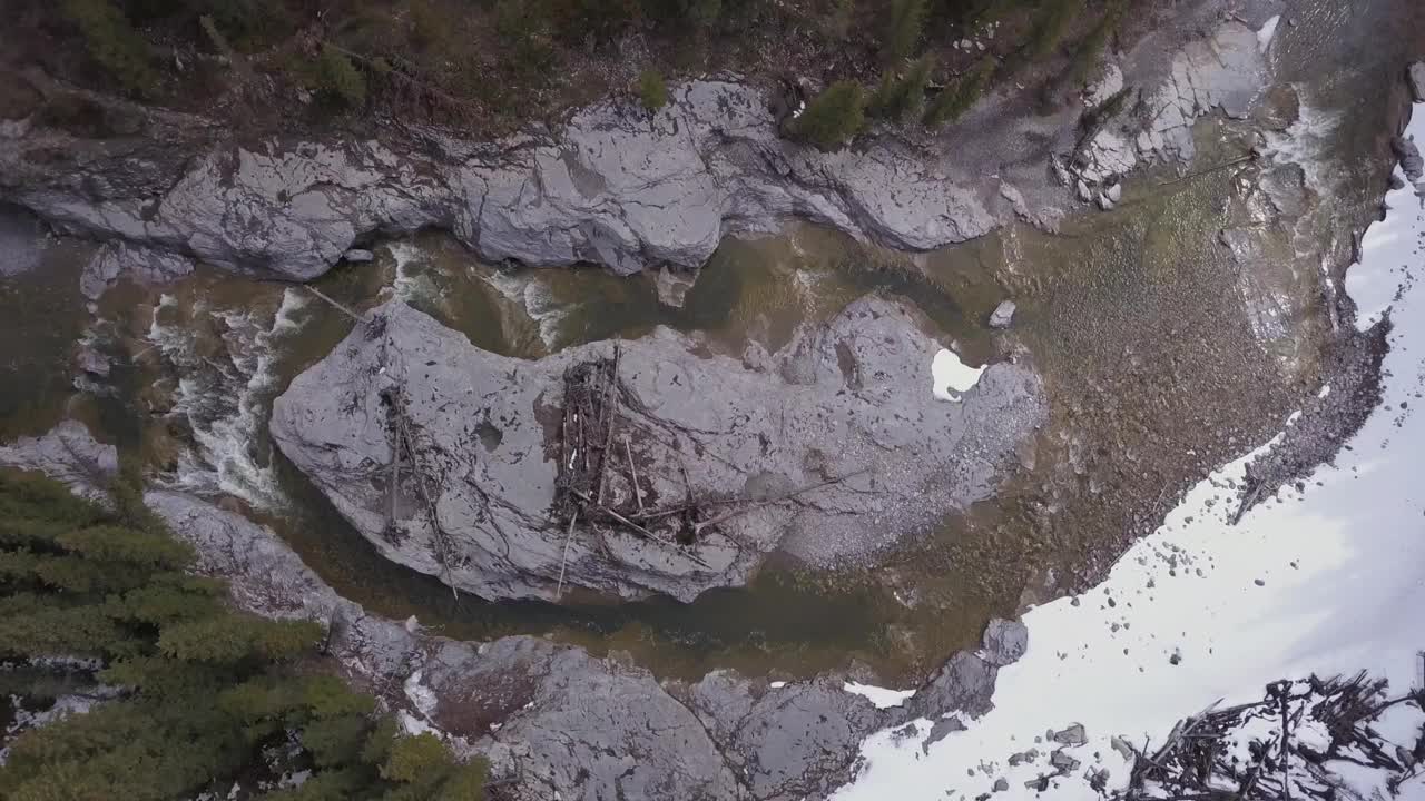 河流在大岩石岛周围劈开视频素材