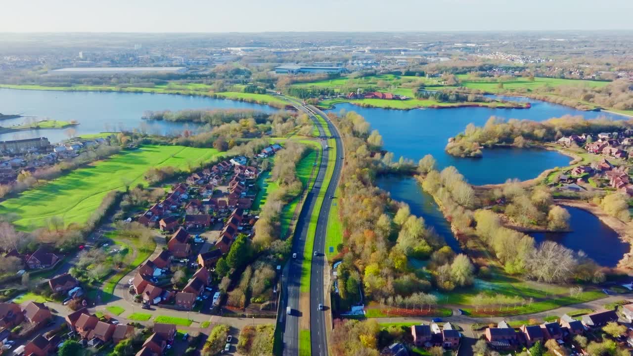 航拍的铰接式货车在乡村道路上，英国米尔顿凯恩斯视频素材