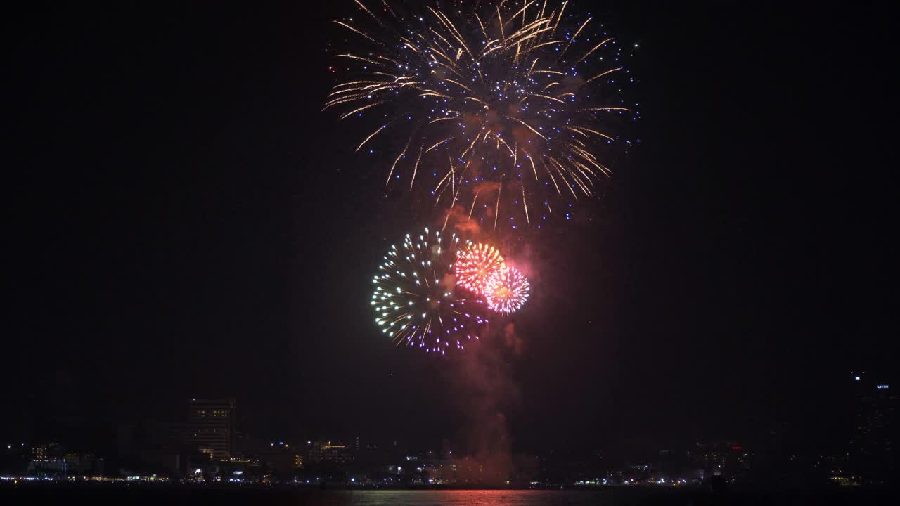 4K五彩缤纷的节日烟花夜空背景视频素材