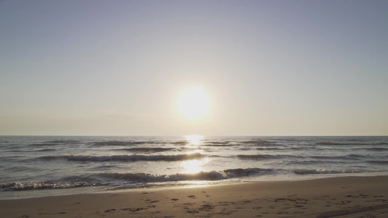 海滩上的日落。沙滩上的海浪视频素材