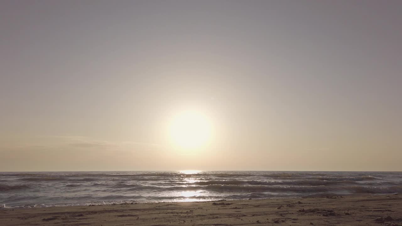 海滩上的日落。沙滩上的海浪视频素材