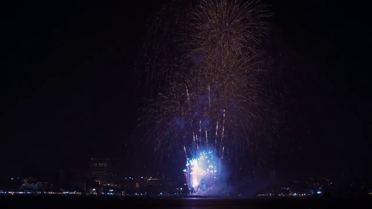 4K五彩缤纷的节日烟花夜空背景视频素材