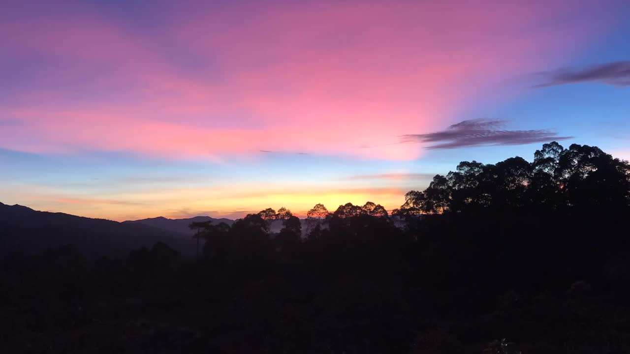 沙巴州婆罗洲夏日清晨野生森林山上美丽的日出，自然时光流逝视频素材