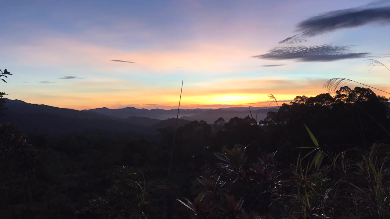 沙巴州婆罗洲夏日清晨野生森林山上美丽的日出，自然时光流逝视频素材