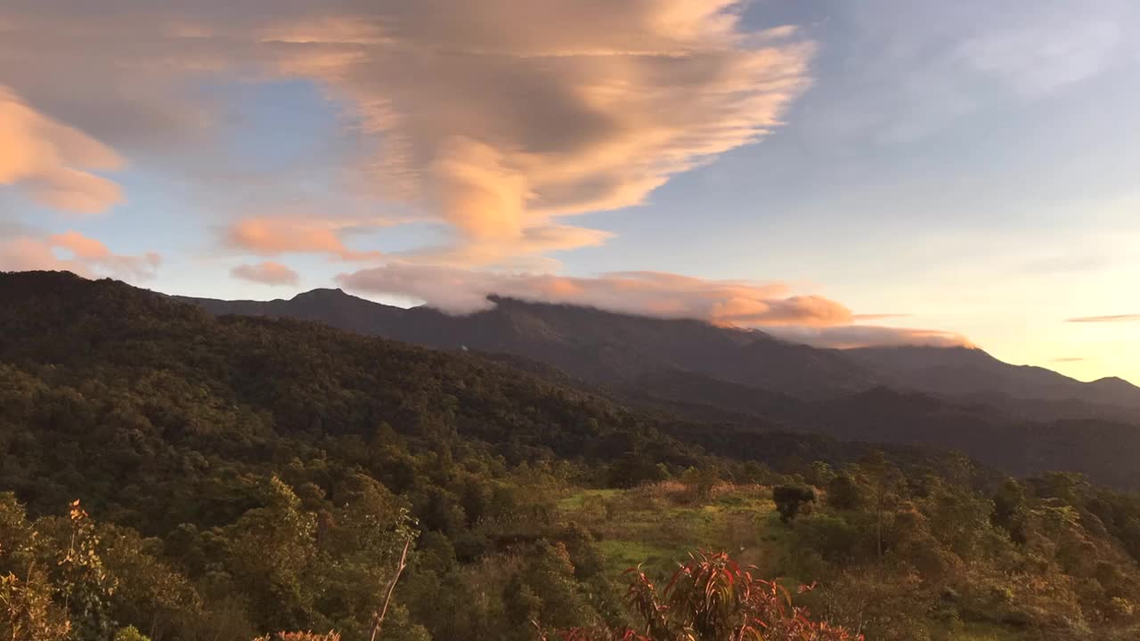 沙巴州婆罗洲夏日清晨野生森林山上美丽的日出，自然时光流逝视频素材