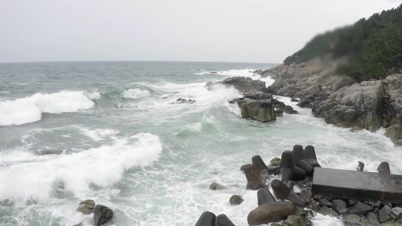 海浪风景/韩国庆尚北道盈德郡视频素材