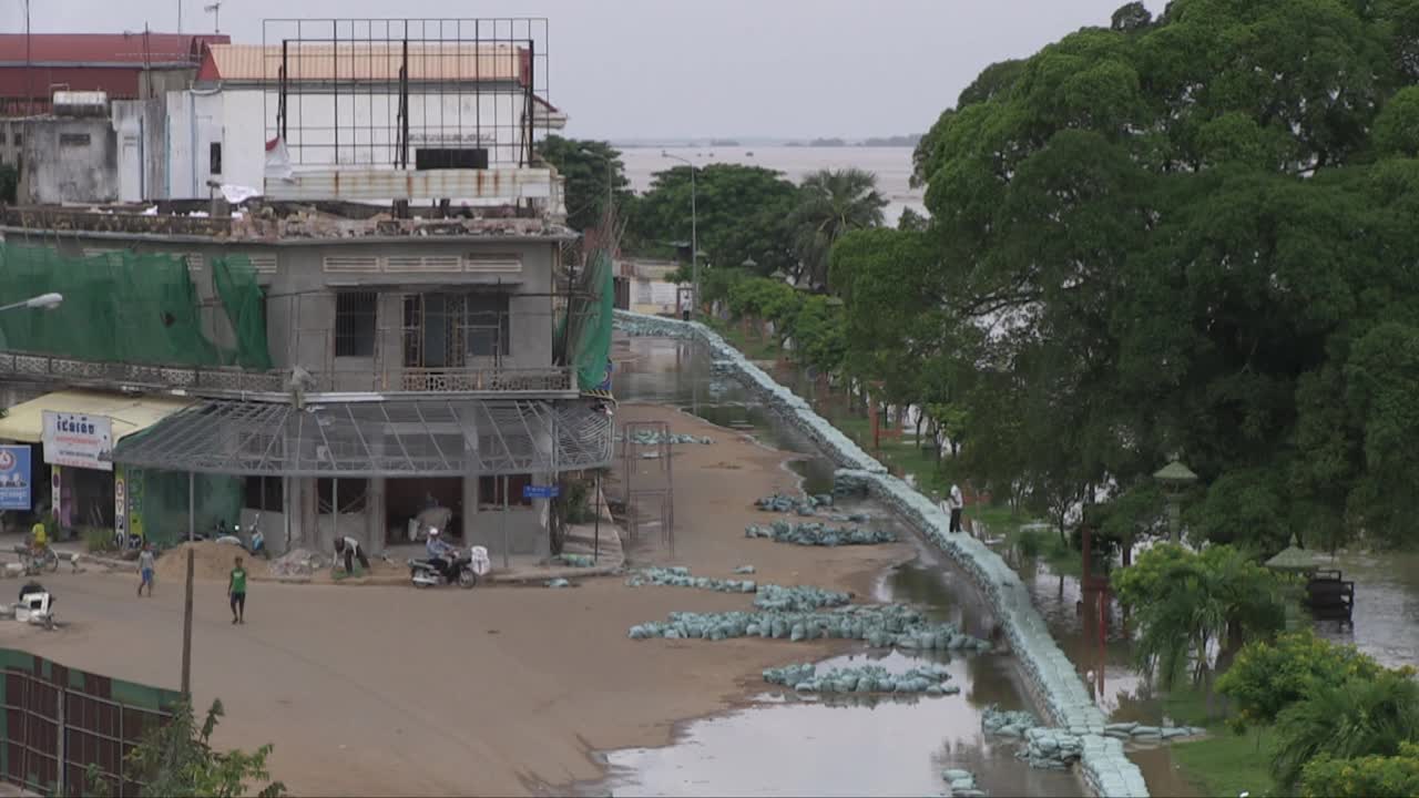 河道水位上升时街道防汛用沙袋堤防上景视频素材