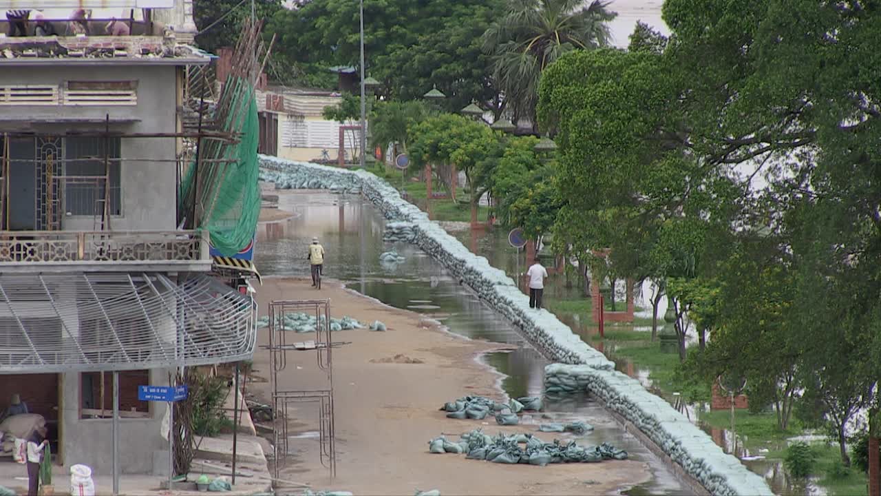 河道水位上升时街道防汛用沙袋堤防上景视频素材