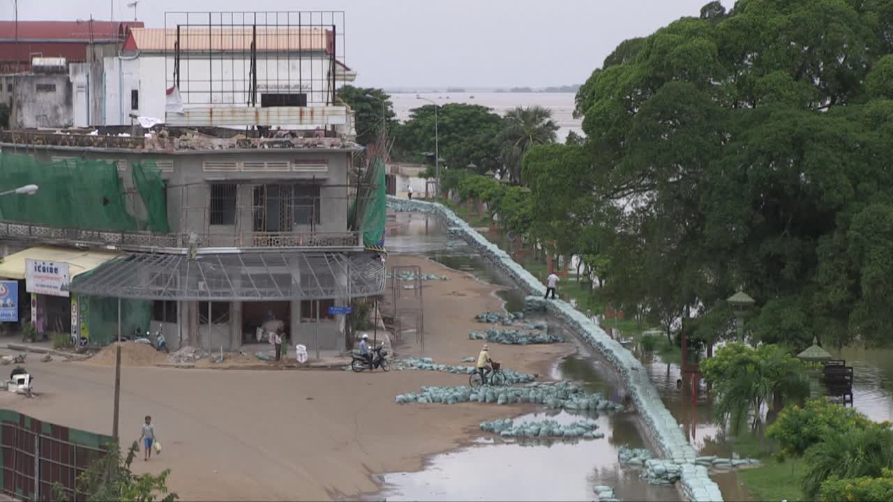 河道水位上升时街道防汛用沙袋堤防上景视频素材