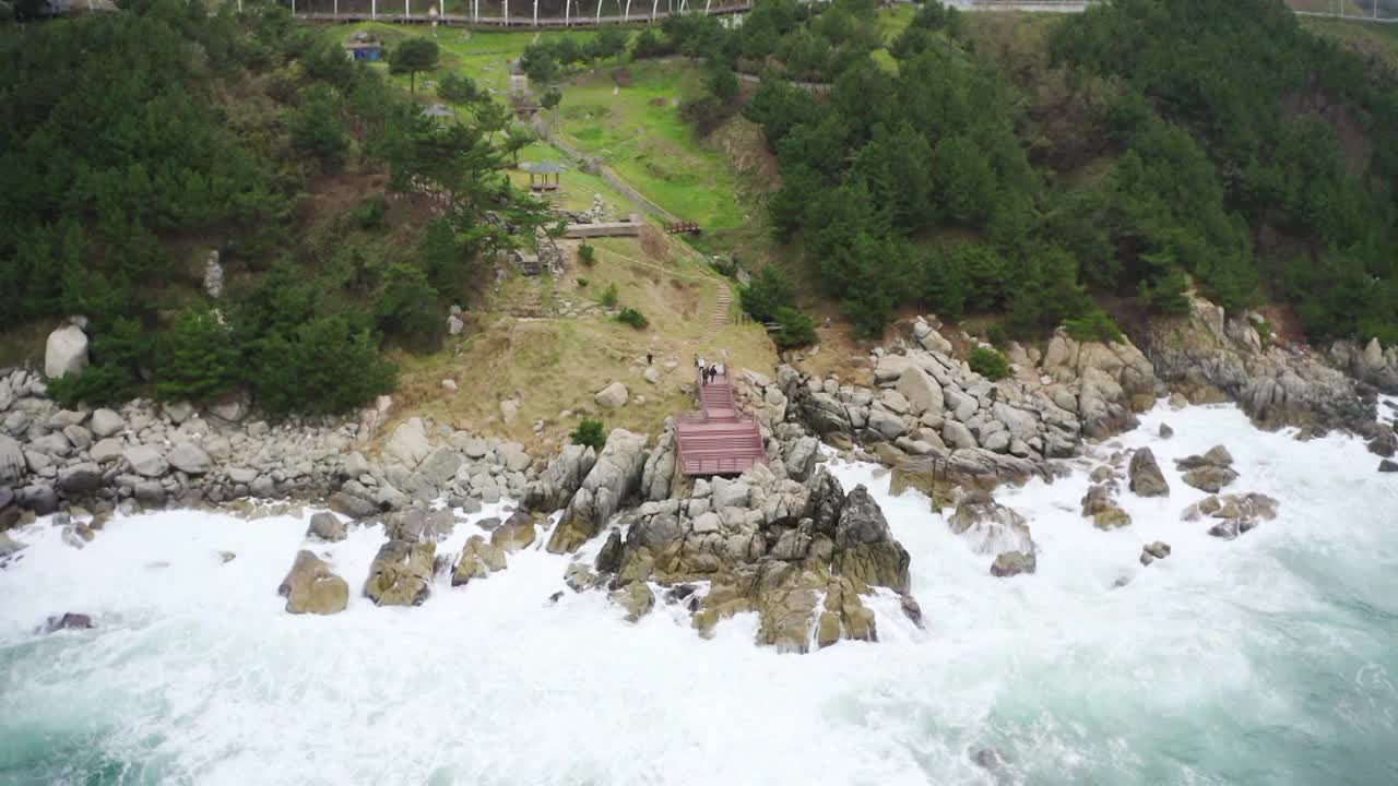 庆尚北道盈德郡海傍步道21段附近，海浪拍打着海滩的景色视频素材