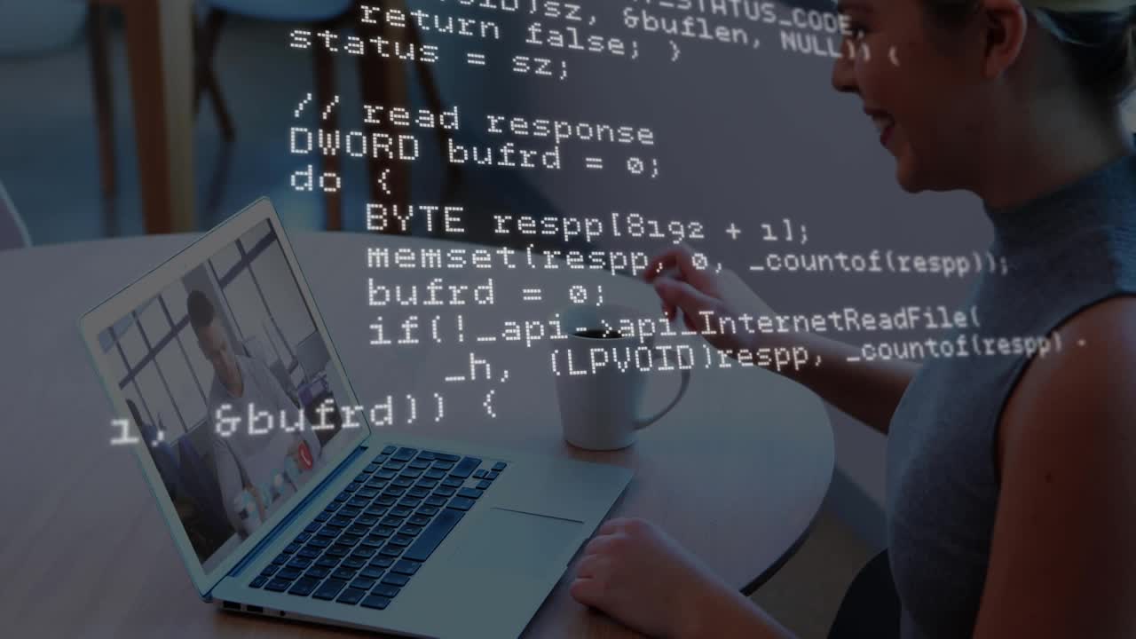 动画的数据处理超过妇女在笔记本电脑视频电话视频素材