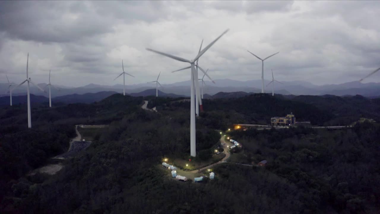 韩国庆尚北道盈德郡农场的风力涡轮机风景视频素材