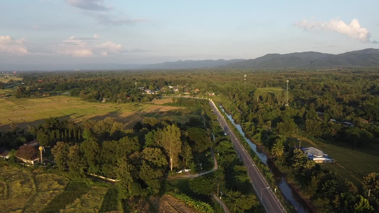 沿着乡村公路在田野上空飞行。视频素材