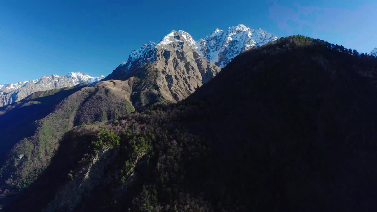 秋高气爽，无人机顺时针绕山谷飞行视频素材