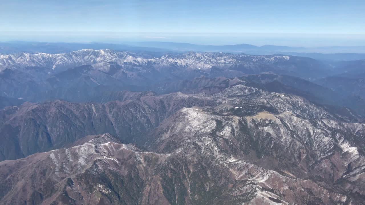 视频剪辑鸟瞰图山与一些雪在早上，蓝色的天空和云的背景。冬季还是大自然的概念。视频素材