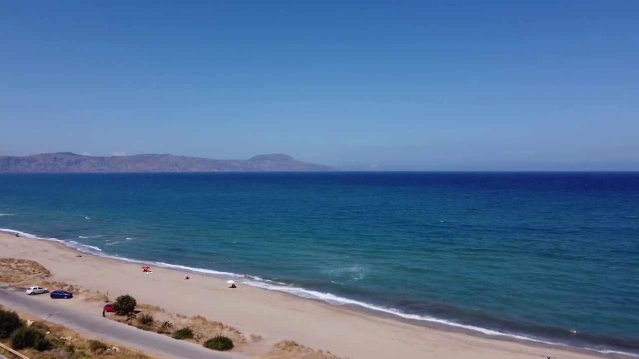 空中自然希腊景观与海湾和空沙滩。美丽的度假和旅游目的地在克里特岛，希腊。视频素材