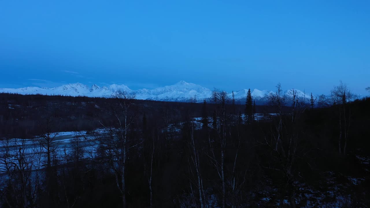 冬天的德纳里山。美国阿拉斯加。鸟瞰图视频素材