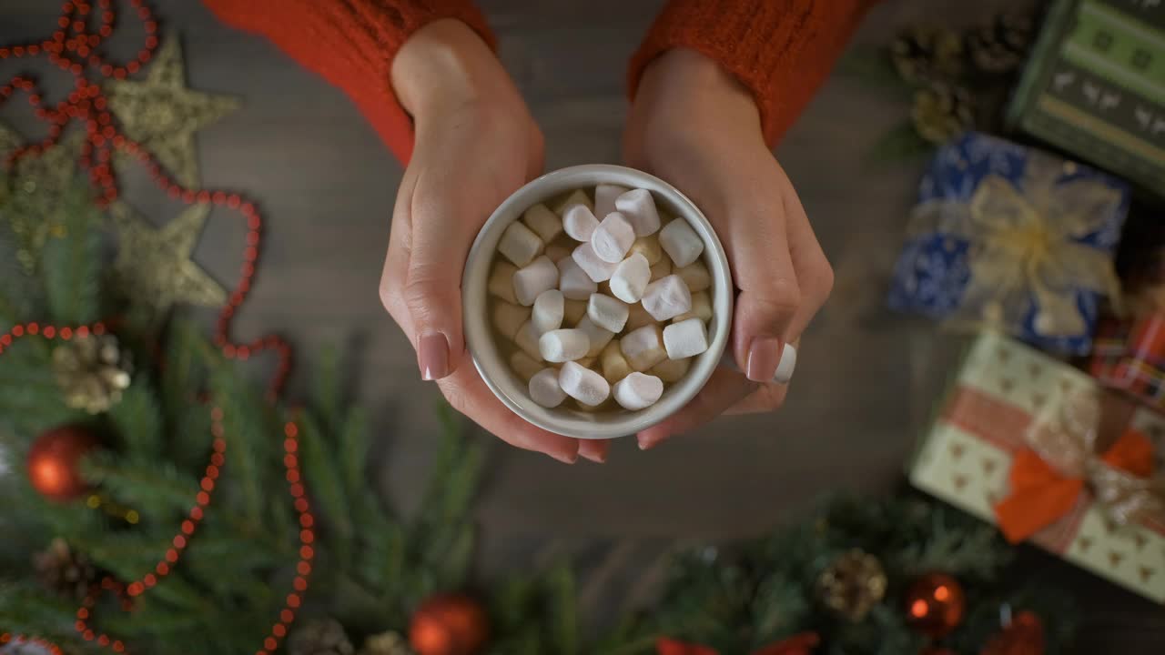 热巧克力，女性手中拿着棉花糖视频素材