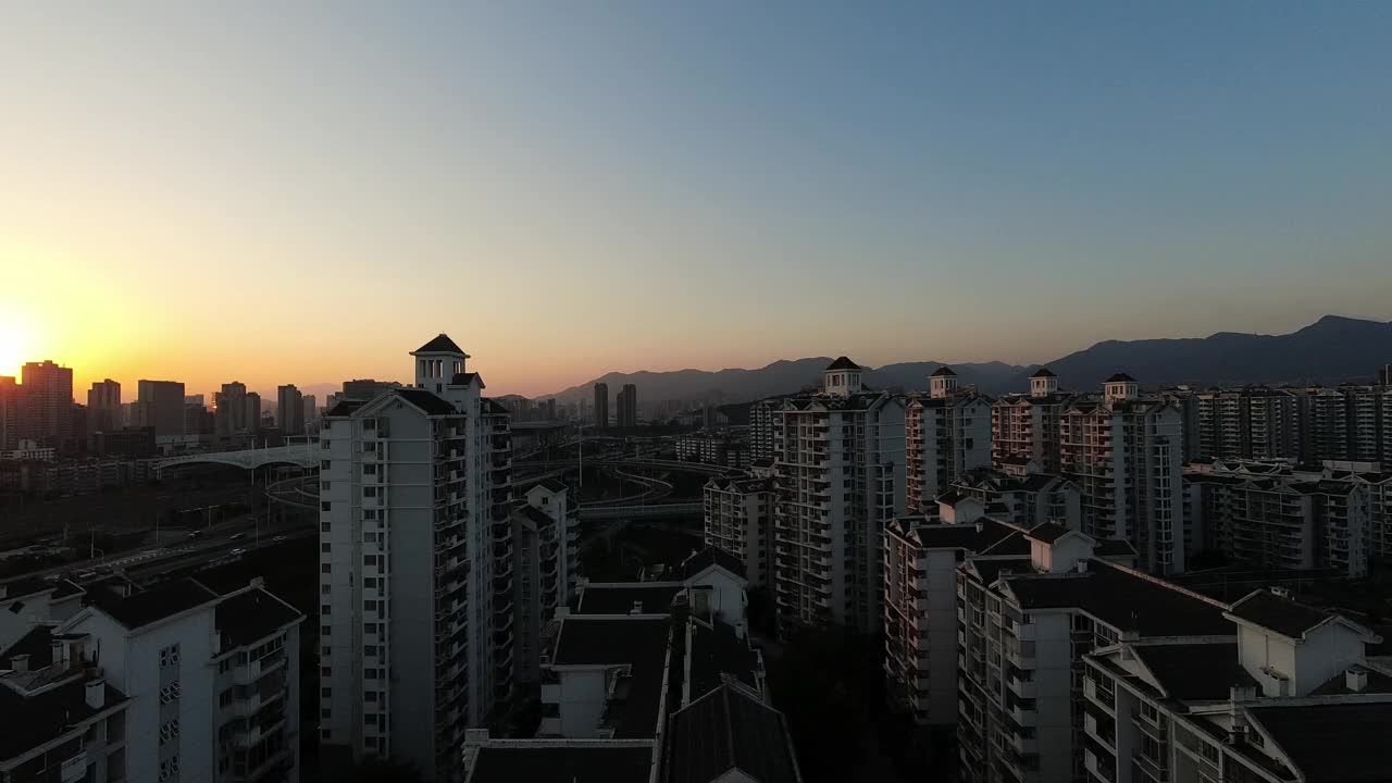 从白天到夜晚的城市天际线的延时摄影视频素材